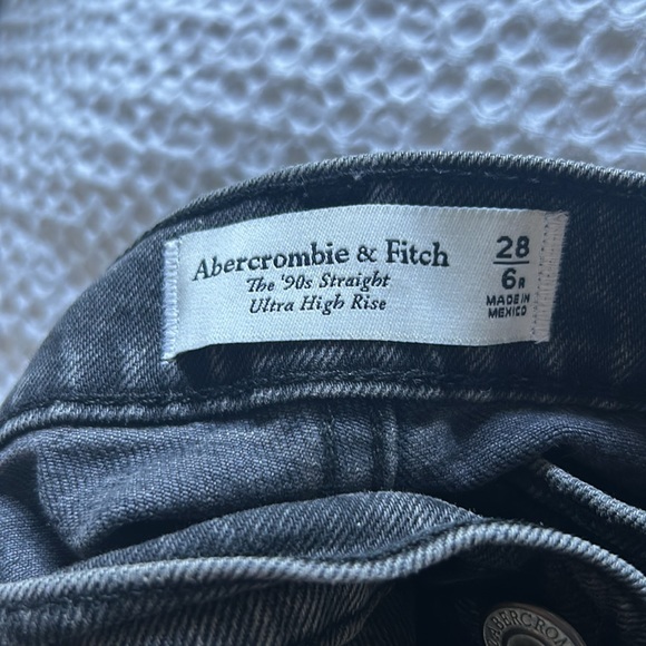Abercrombie  Ultra High Rise 90s Straight Jean - Picture 3 of 3